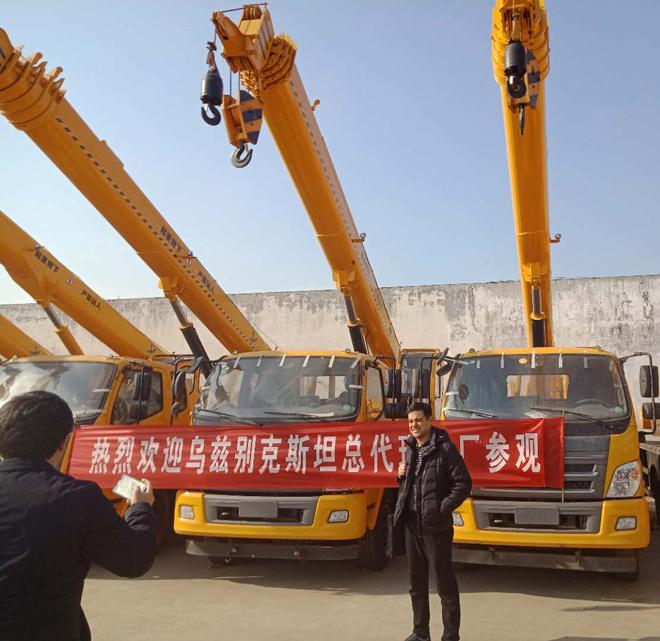 중국 최고의 상표 시노트루크 HOWO 6X4 10t 자동차 기중기 10 톤 신축붐 크레인 가격
